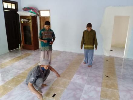 Satgas Covid-19 Memberikan Sosialisasi psycal distance di Masjid Desa Bogoran